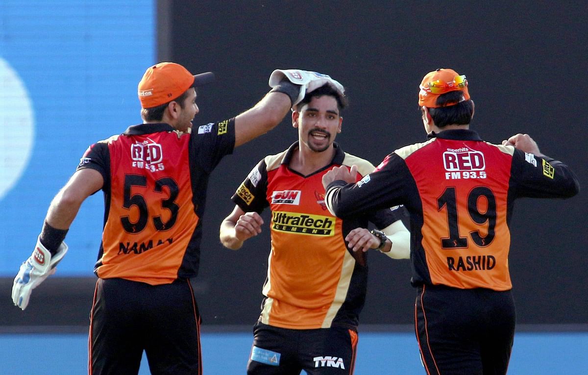 Sunrisers Hyderabad beat Gujarat Lions to lock their place in IPL 10 play-offs. 