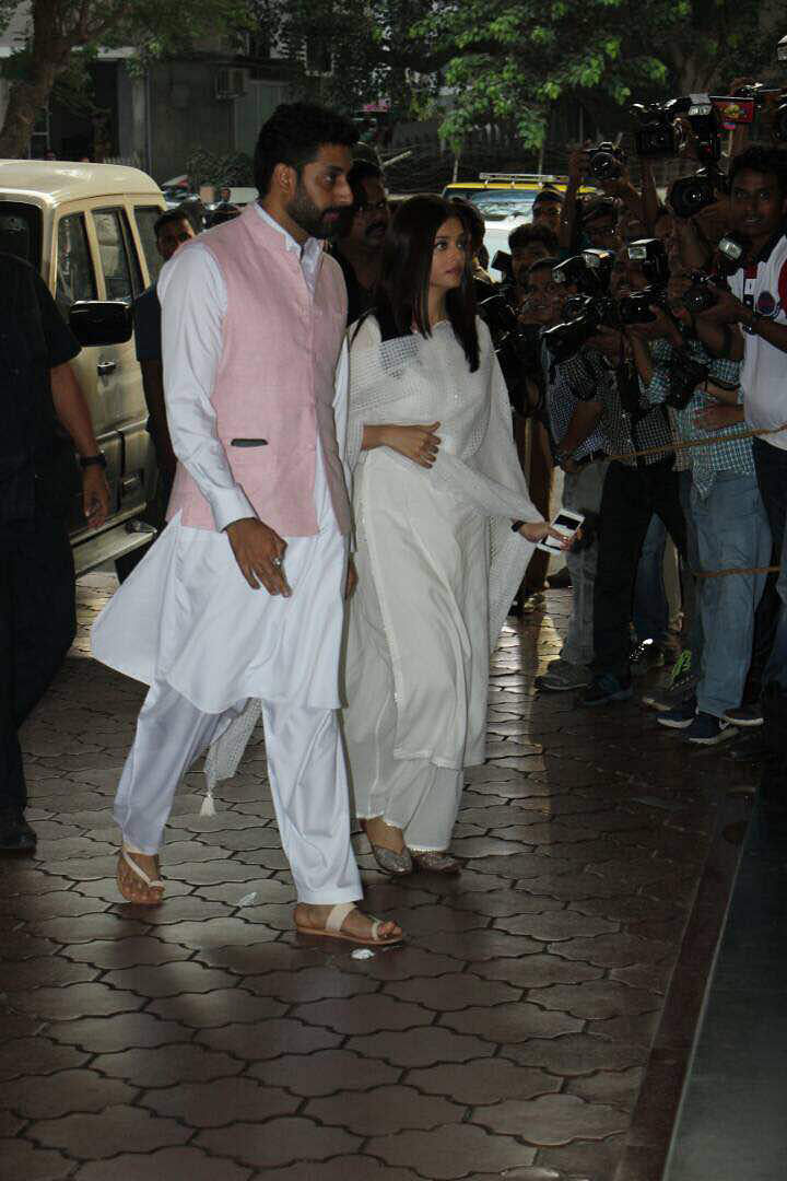 Bollywood came to pay their respects at Vinod Khanna’s prayer meet. 
