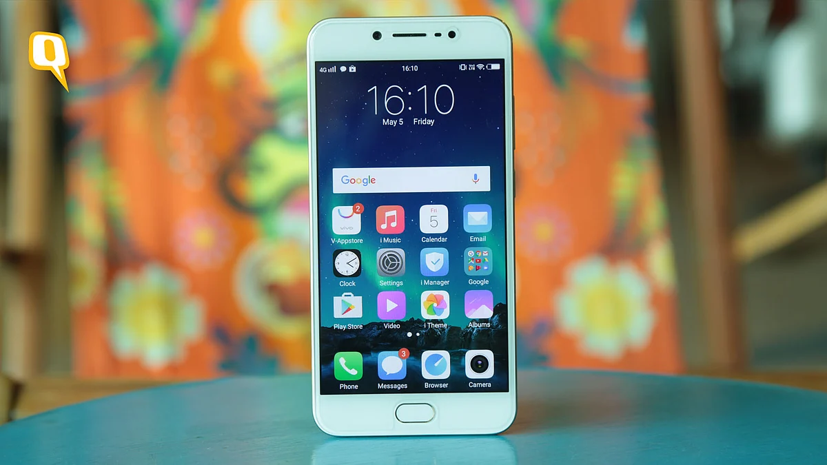 The Vivo V5s has a premium design. (Photo: Shiv Kumar Maurya/<b>The Quint</b>)