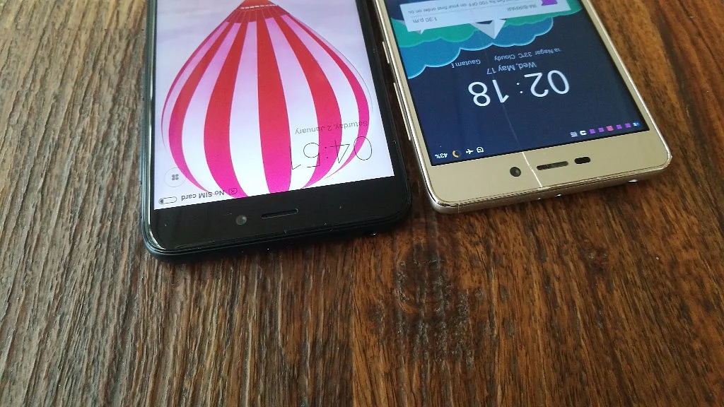 Notice the difference in design of the display of the Redmi 4 in black and Redmi 3S in gold? (Photo: <b>The Quint</b>)