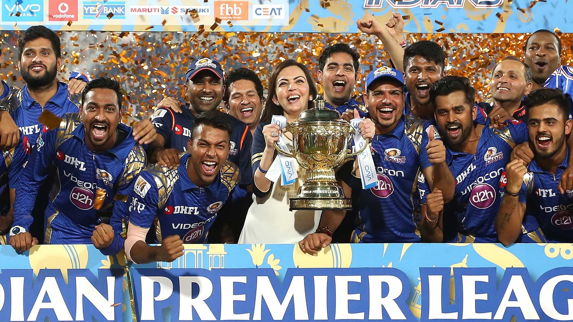 Mumbai Indians with the IPL trophy. (Photo: BCCI)