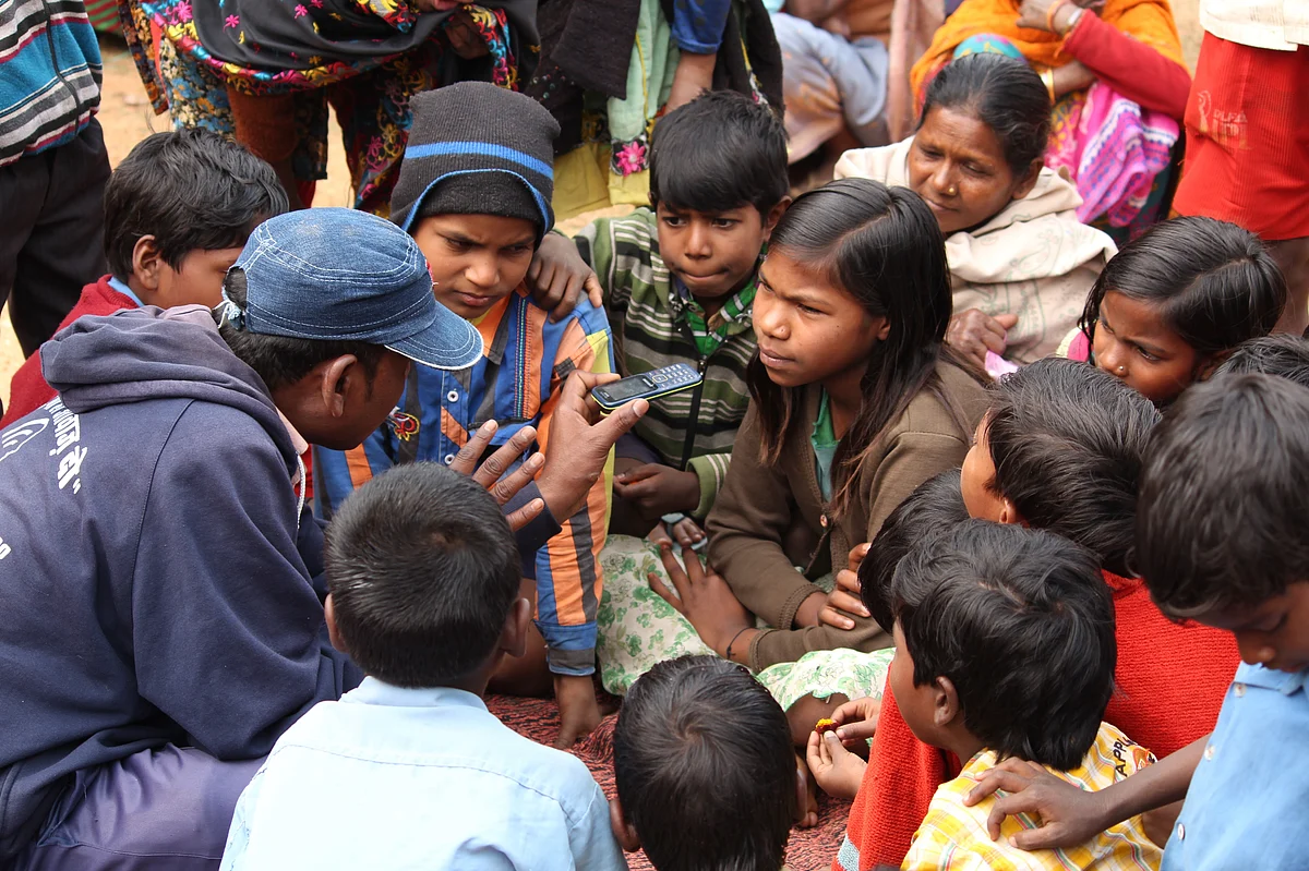 Bultoo Radio makes use of mobile phones and Bluetooth technology to exchange messages. (Photo: )