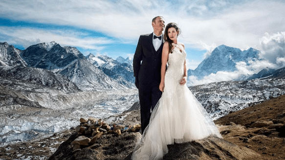 Dressed in a tuxedo and a wedding dress, the couple exchanged their vows at 14,000 feet . (Photo: <a href="https://www.instagram.com/p/BTIBWQADmnO/?taken-by=charletonchurchill">Instagram</a>)