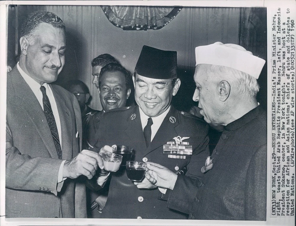 A newspaper cutting of Pandit Nehru sharing a cup of tea with President of the Arab Republic and the Indonesian President in 1960. (Photo Courtesy: <a href="https://guy8461.wordpress.com/2015/08/06/6th-august-september-1965-india-invades-pakistan-in-kashmir-issue/">Shivaji Raje’s blog</a>) 