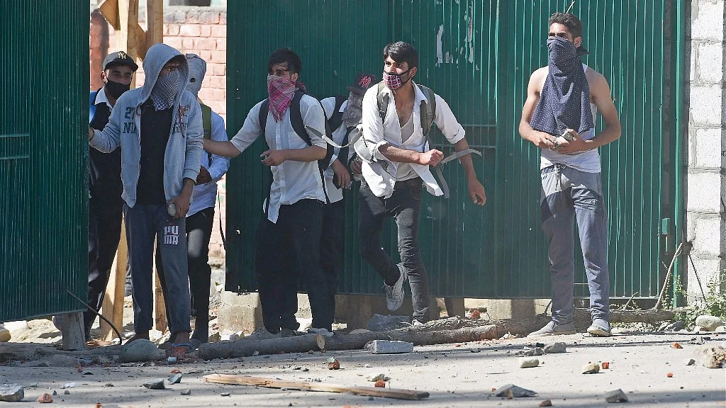 Students throwing stones on policemen during a clash at Govt Degree College Bemina in Srinagar, 23 May 2017. (Photo: PTI)