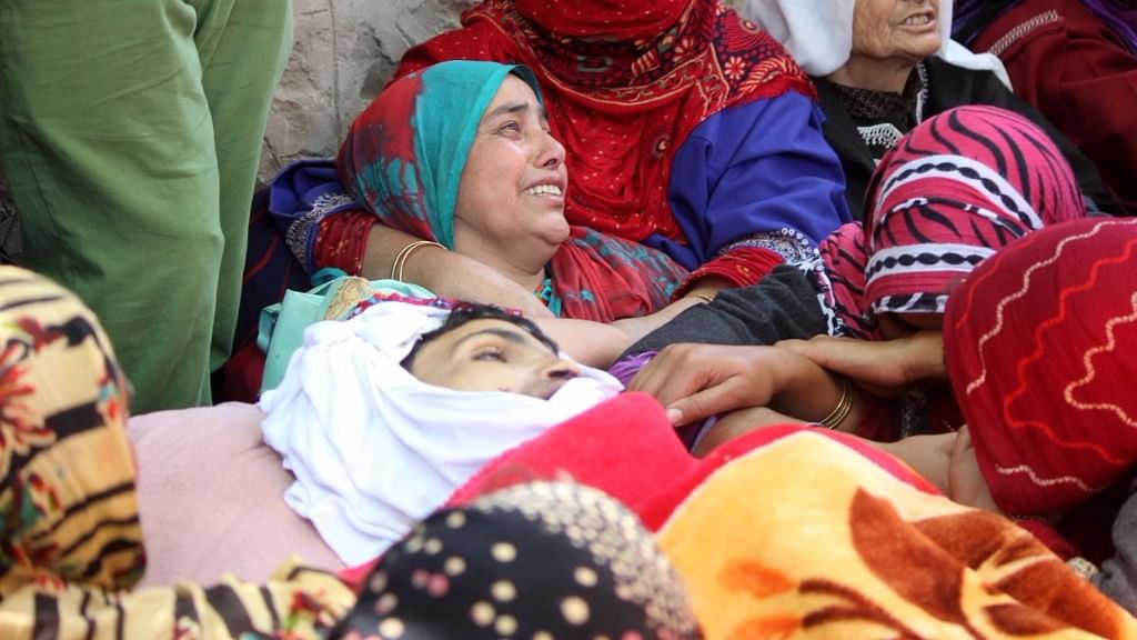 Ummer Fayaz’ mother crying near the body of her son. (Photo Courtesy: Muneeb Ul Islam)