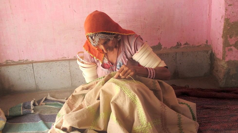 Pakistani refugee women in Dandkala village are now the breadwinners of their families. (Photo: Tarun Kanti Bose/ <a href="https://www.villagesquare.in/2017/05/12/women-artisans-thar-desert-overcome-adversity-embroidery/">VillageSquare.in</a>)