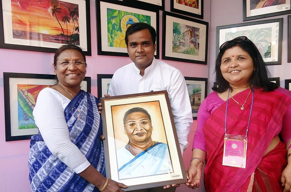 Governor Draupadi Murmu being presented a portrait. (Photo Courtesy: Facebook/@<a href="https://www.facebook.com/jay11feb">DhananjayKumar</a>)