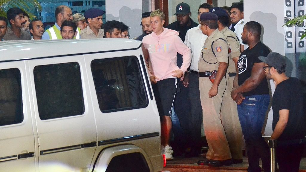 Justin Bieber arrived at the Mumbai airport in a pink hoodie. (Photo: Yogen Shah)