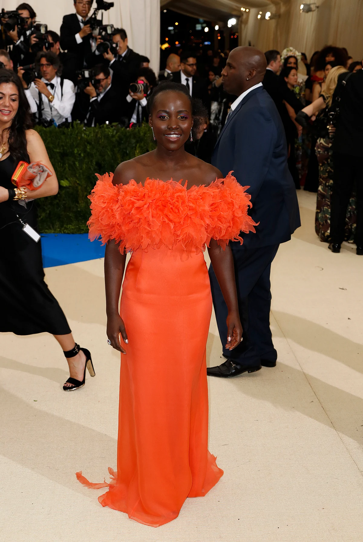 Lupita Nyong’o looks stunning in a Prada coral organza chiffon strapless sheath gown. (Photo: Reuters)