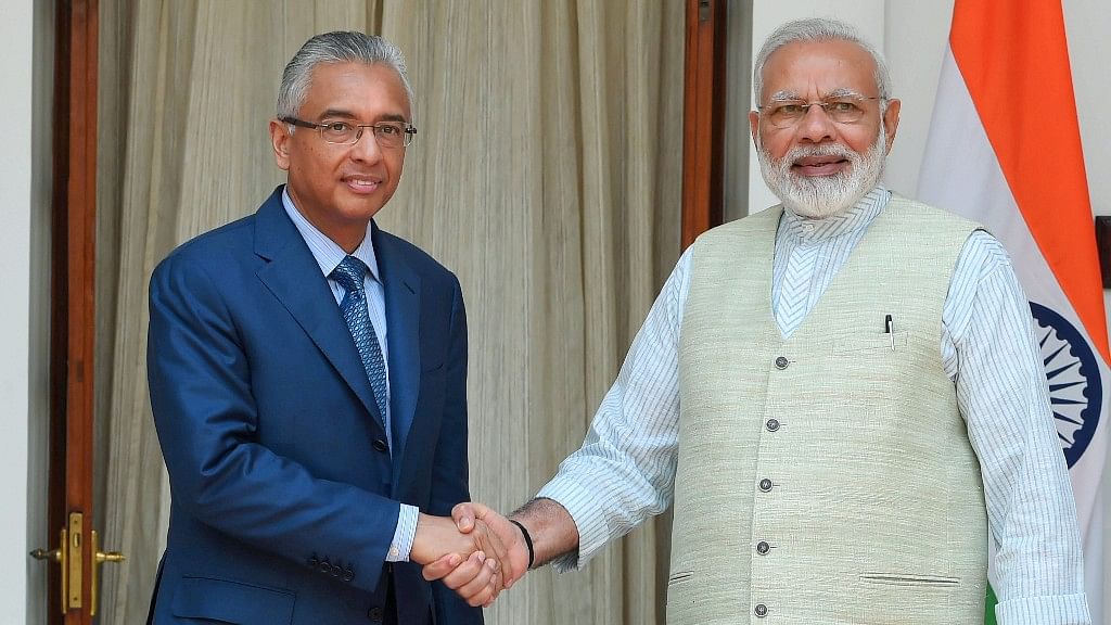 Prime Minister Narendra Modi shakes hand with his Mauritius counterpart Pravind Kumar Jugnauth.&nbsp;