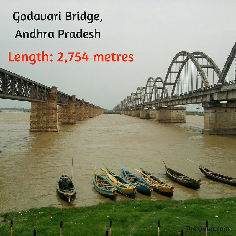 (Photo Courtesy:<a href="https://commons.wikimedia.org/wiki/File:Godavari_Bridge.jpg"> Wikimedia Commons</a>/ Ramesh Ramaiah)