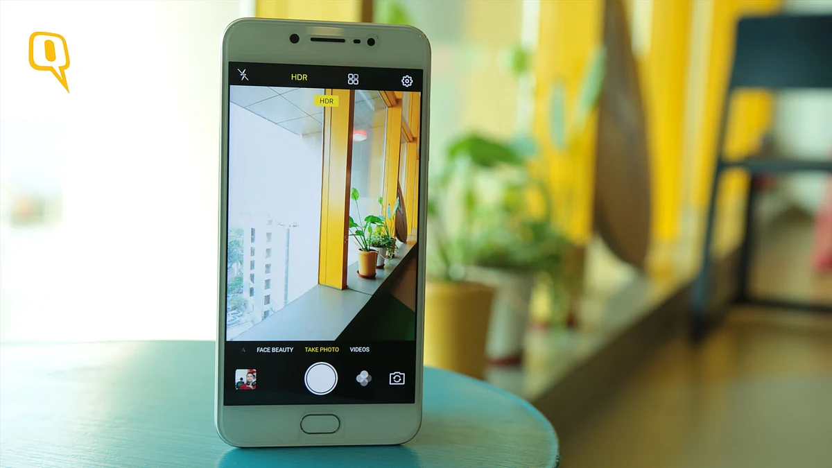 The Vivo V5s has a 20 megapixel selfie camera. (Photo: Shiv Kumar Maurya/<b>The Quint</b>)