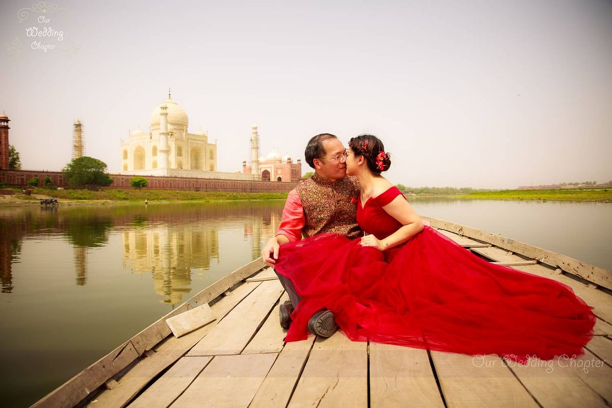 

Canoodling in Agra. (Photo Courtesy: Our Wedding Chapter)