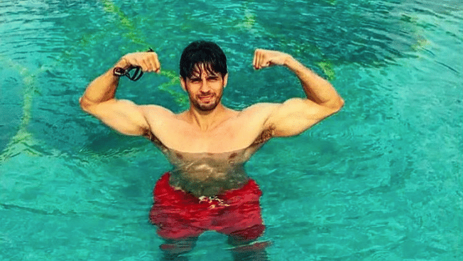Sidharth Malhotra loves turning gym workouts into family time. (Photo courtesy: <a href="https://www.instagram.com/p/BPjwJe6l6C7/?taken-by=s1dofficial&amp;hl=en">Instagram/@s1dofficial</a>)