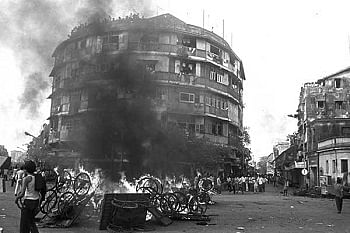 Fire rages on at Century Bazaar, Worli. (Photo courtesy: <a href="http://www.themetrognome.in/bombay-bas/the-1992-riots-a-memoir">metrognome.com</a>)