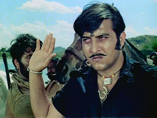 Vinod Khanna in a scene from Mera Gaon Mera Desh (1971).