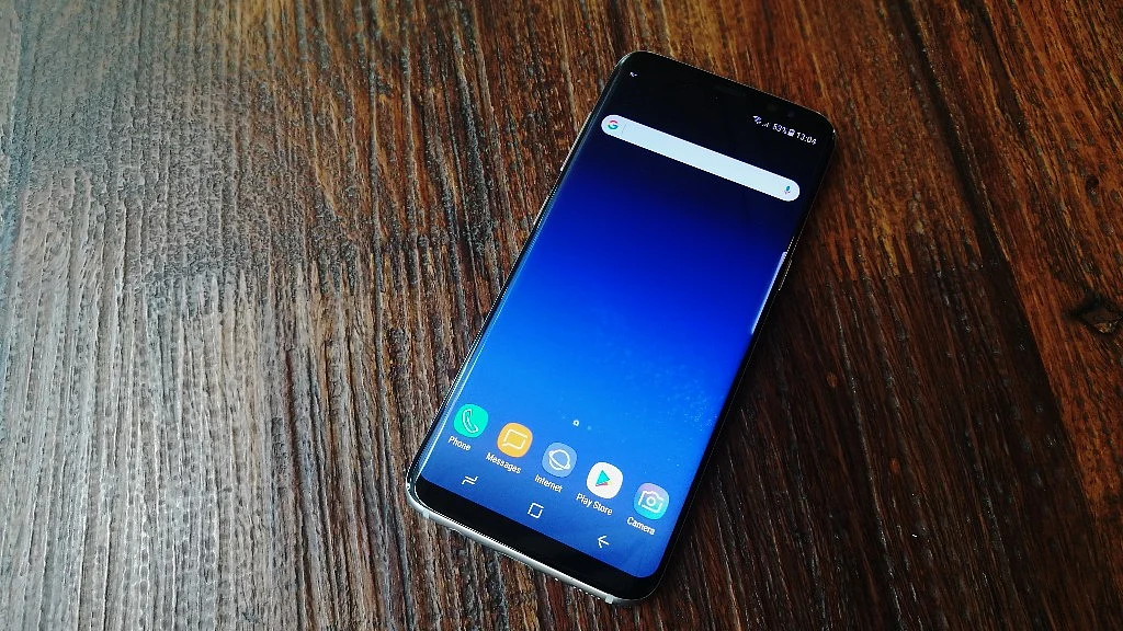 Although measuring 5.8 inch, the Galaxy S8 is compact. (Photo: <b>The Quint</b>)