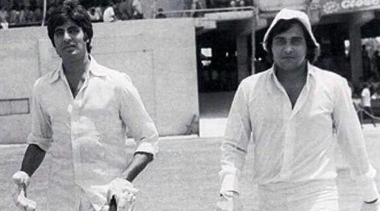 Amitabh Bachchan and Vinod Khanna walk out to the cricket pitch at a charity match. (Photo courtesy: <a href="https://twitter.com/buneesha/status/857555001039769601">Twitter/@<b>buneesha</b></a>)