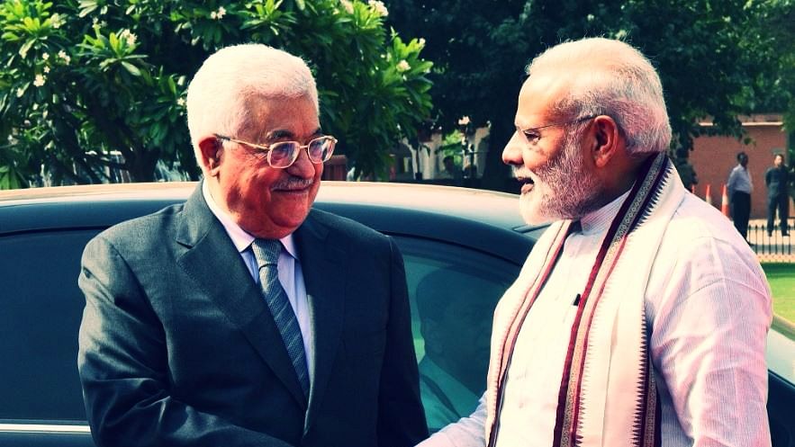 Palestine President Mahmoud Abbas (left) with Indian Prime Minister Narendra Modi. (Photo Courtesy: Twitter/<a href="https://twitter.com/PMOIndia">@PMOIndia</a>)