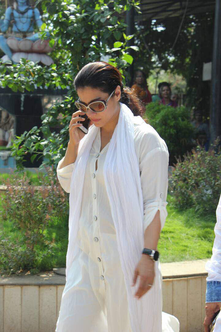 Reema Lagoo’s last rites were attended by celebrities at her Mumbai residence.