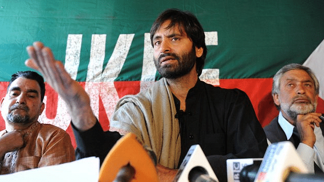 Yasin Malik (centre) was arrested on Sunday morning. (Photo Courtesy: Twitter/<a href="https://twitter.com/2GuessWhat4">Guess what‏</a>)