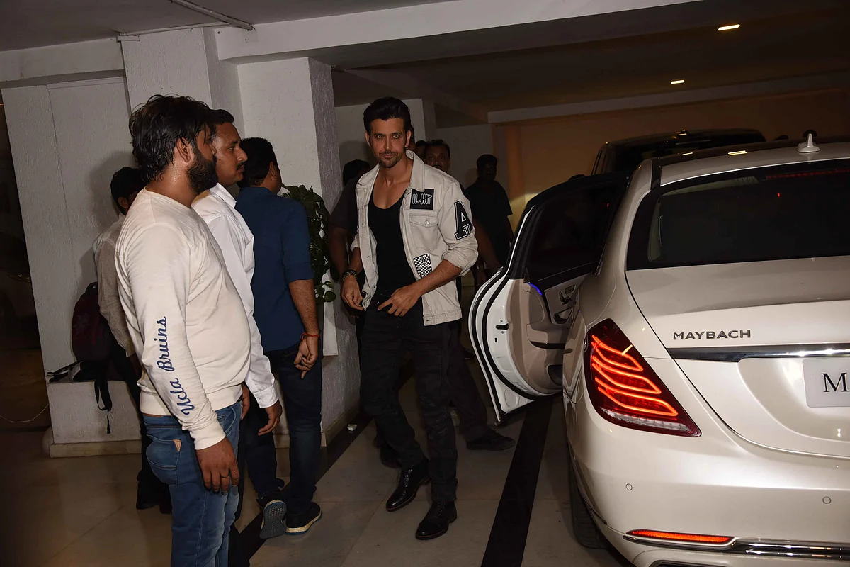 A dashing Hrithik Roshan arrives for the bash. (Photo: Yogen Shah)