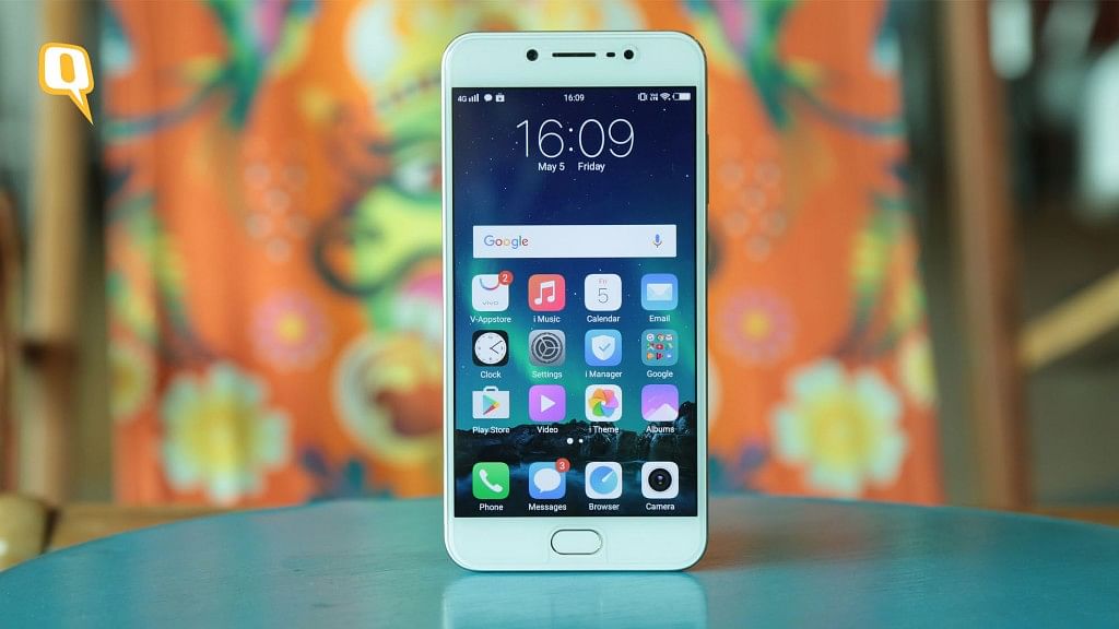 The Vivo V5s is built for selfie lovers, but what about its other features? Read our review. (Photo: Shiv Kumar Maurya/<b>The Quint</b>)