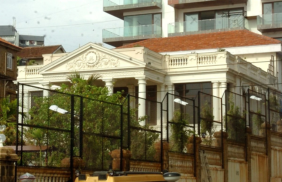 Mannat, SRK’s home. (Photo courtesy: <a href="https://twitter.com/MumbaiMirror/status/867712410769018880">Twitter/ MumbaiMirror</a>)