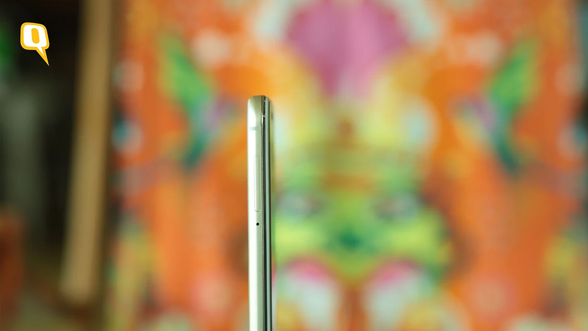 The Vivo V5s packs 720p HD display. (Photo: Shiv Kumar Maurya/<b>The Quint</b>)