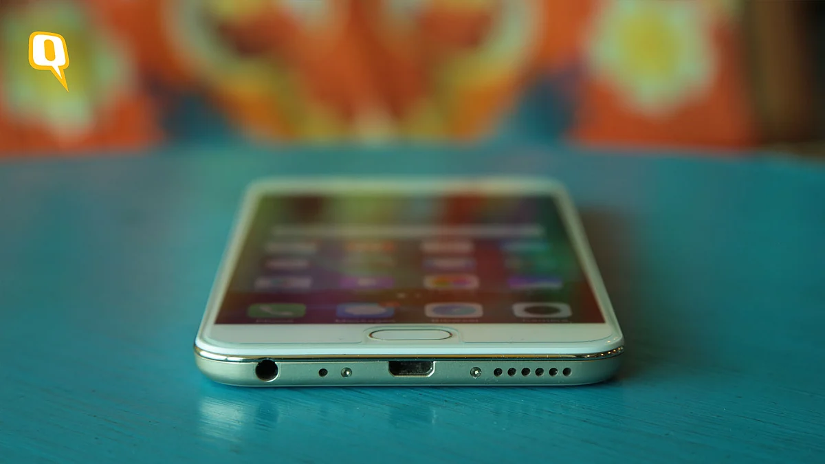 A fingerprint scanner is embedded in the home button on the front of the Vivo V5s. (Photo: Shiv Kumar Maurya/<b>The Quint</b>)