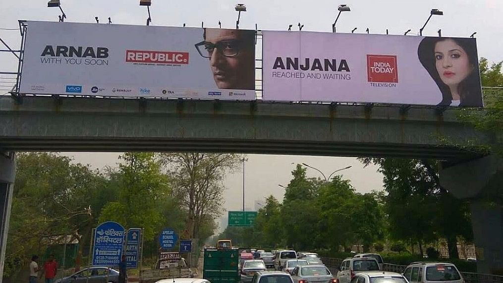 A war of billboard advertisements between India Today’s Anjana Om Kashyap and  Republic TV’s Arnab Goswami has begun. (Photo Courtesy: Twitter/<a href="https://twitter.com/IndiaToday/status/858887590295912449/photo/1?ref_src=twsrc%5Etfw&amp;ref_url=https%3A%2F%2Feditor.thequint.com%2Fstory%2Fdd589ae6-40db-45a2-adf6-764878d93d17">@IndiaToday)</a>