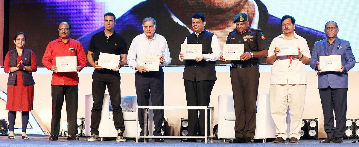 Akshay Kumar, Ratan Tata and Devendra Fadnavis with other dignitaries. (Photo: Yogen Shah)