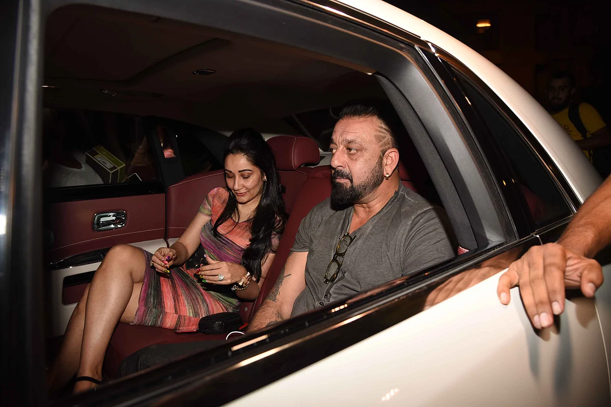 Sanjay - complete with a cool hairdo - and Manyata Dutt arrive for the bash. (Photo: Yogen Shah)