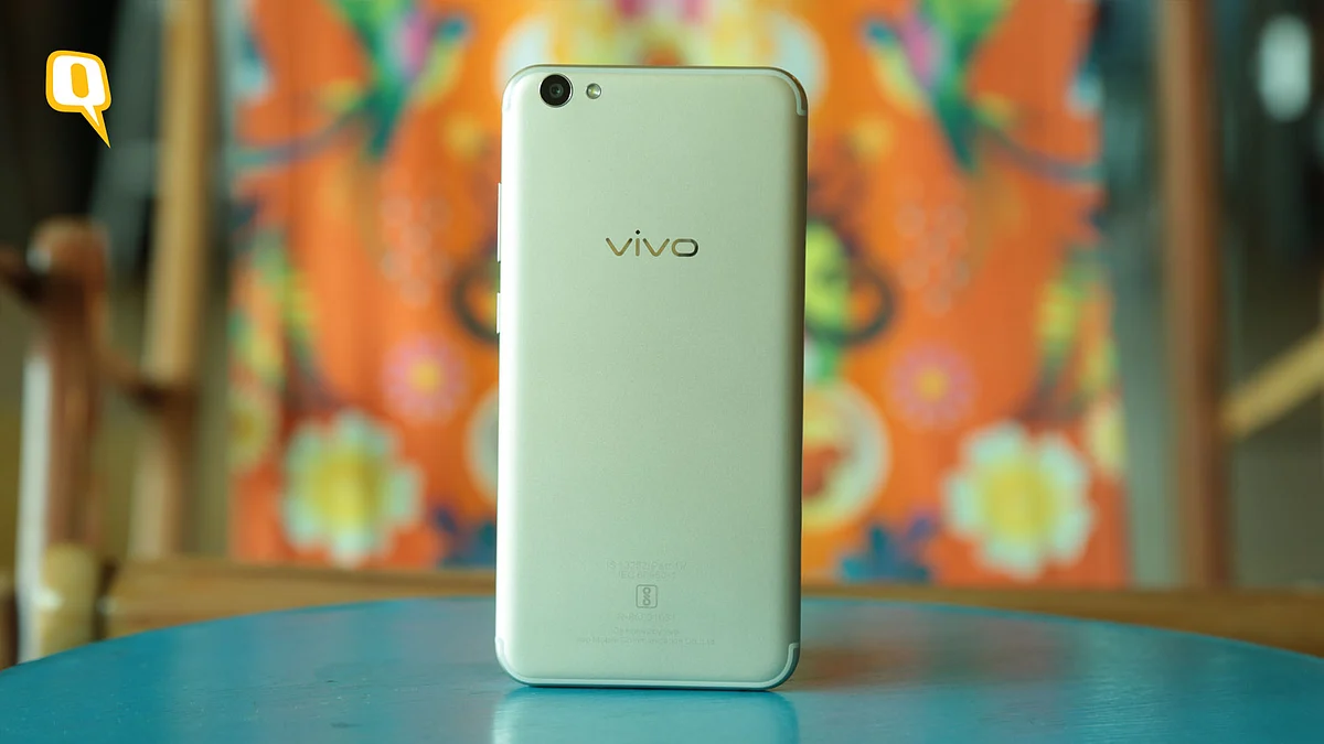 The Vivo V5s boasts a MediaTek MT6750 processor, paired with 4 GB of RAM. (Photo: Shiv Kumar Maurya/<b>The Quint</b>)