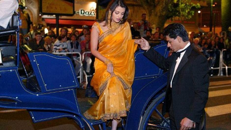 SRK helps Aishwarya down the chariot in Cannes in 2002. (Photo courtesy: <a href="https://www.facebook.com/Heroine-Aishwarya-Rai-Bachchan-184508198264893/">Facebook/ HARB</a>)