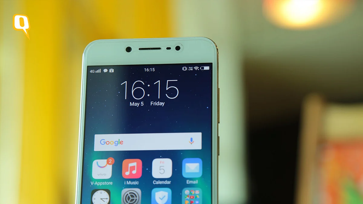 The Vivo V5s has a 5.5-inch HD display. (Photo: Shiv Kumar Maurya/<b>The Quint</b>)