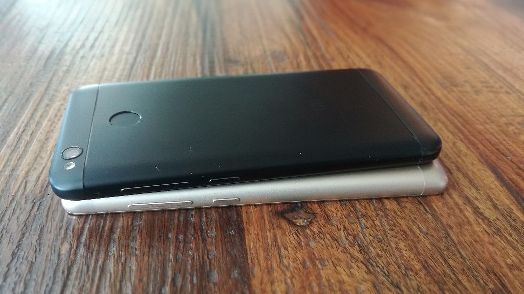 Xiaomi Redmi 4 in matte black, Redmi 3S in gold. (Photo: <b>The Quint</b>)