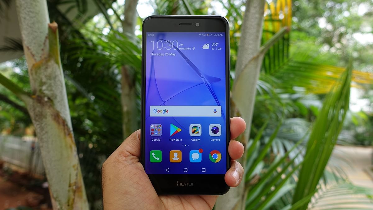 The Lite version of Honor 8 misses out on dual rear cameras, and runs on Android 7.0 Nougat.