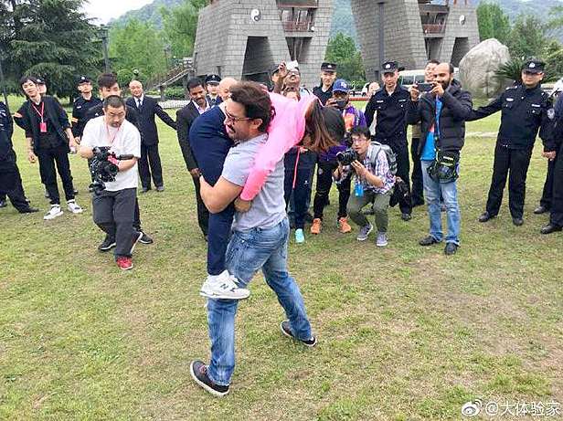 Aamir wrestles with a woman to promote <i>Dangal </i>in China. (Photo courtesy: Twitter)