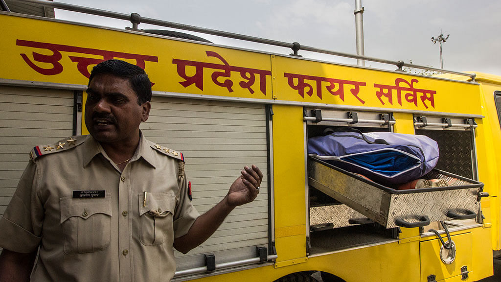 

Fire Officer Kuldeep Kumar explains the various functions of the “disaster van”. (Photo: Abhilash Mallick/<b>The Quint</b>)