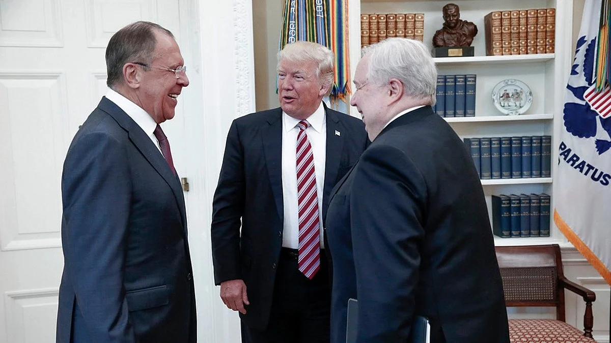 Russian diplomat Sergei Lavron (left) with US President Donald Trump (Centre) (Photo: AP)