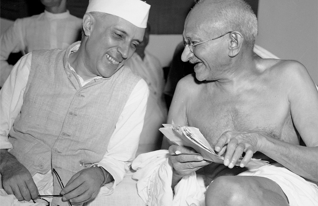 Mahatma Gandhi and Pandit Jawaharlal Nehru have discussed their ideas of India over several letter and decades. (Photo Courtesy: <a href="https://twitter.com/indianinterest/status/712104334691999744">Twitter/The Indian Interest</a>)&nbsp;