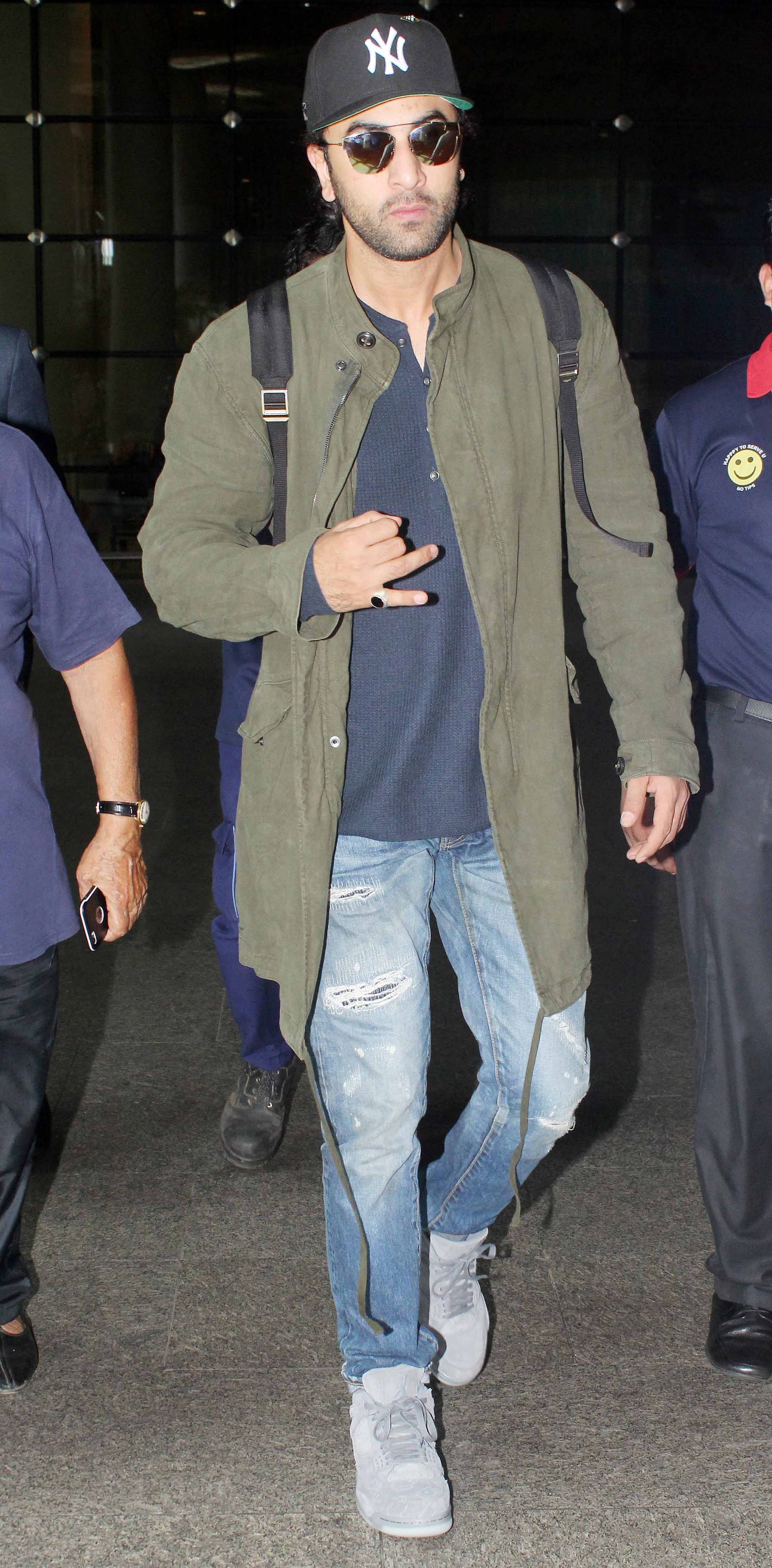Ranbir Kapoor and Anushka Sharma were spotted at Mumbai airport recently.  While Ranbir sported a casual lo…