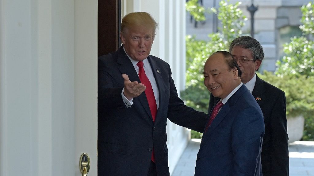 US President Donald Trump welcomes Vietnamese Prime Minister Nguyen Xuan Phuc to the White House in Washington. (Photo: AP)