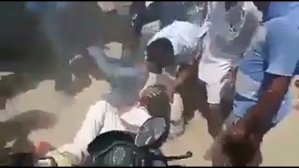 Screengrab of the video that went viral showing Sikh men getting beaten up. (Photo Courtesy: Twitter/@<a href="https://twitter.com/owaistshah/status/867654259994755073">owaistshah</a>)