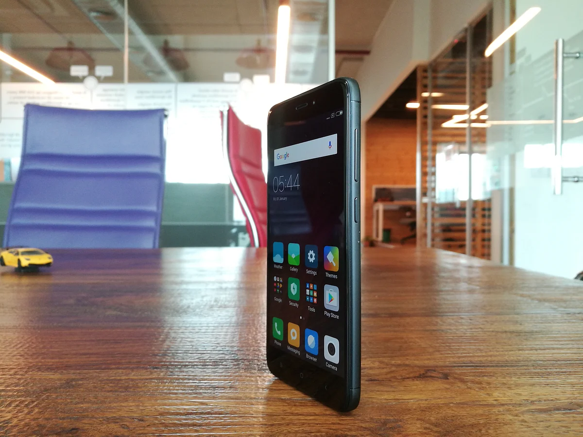 Redmi 4 is thinner in size than the Redmi 3S. (Photo: <b>The Quint</b>)