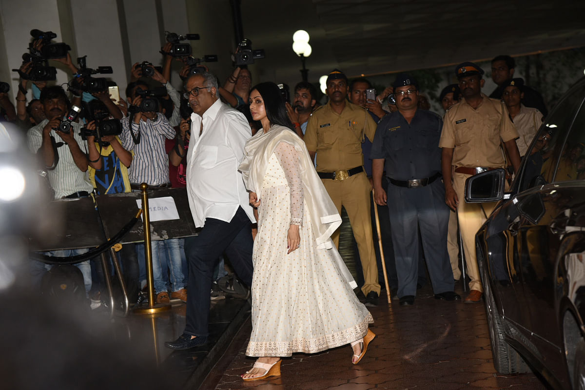 Bollywood came to pay their respects at Vinod Khanna’s prayer meet. 