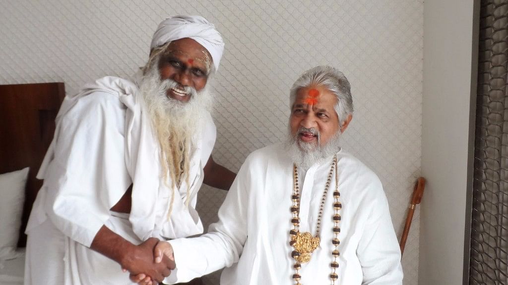 Chandraswami <i>(right)</i> was a trusted aid of former PM PV Narasimha Rao. (Photo Courtesy: <a href="http://guruannaisiddharwithchandraswami.blogspot.in/2014/06/a-vishwa-dharmayatan-sansthan.html">Vishwa Dharmayatan Sansthan</a>)