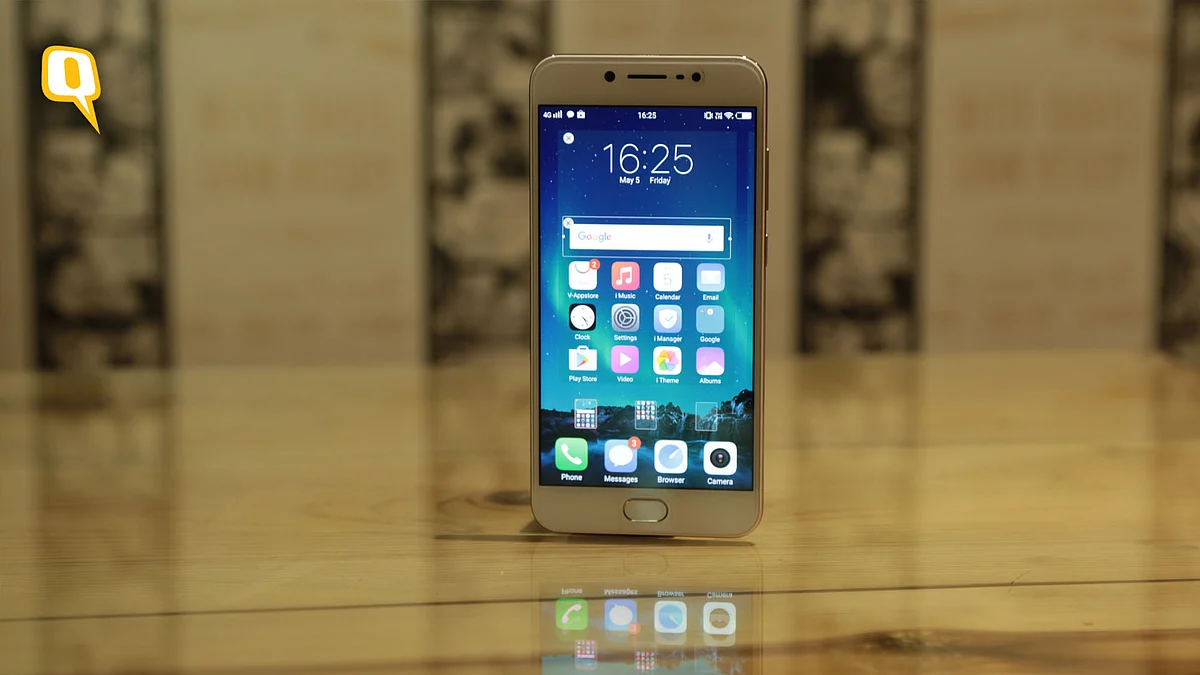 The Vivo V5s’ 3,000 mAh non-removable battery can last for longer than one day on moderate use. (Photo: Shiv Kumar Maurya/<b>The Quint</b>)